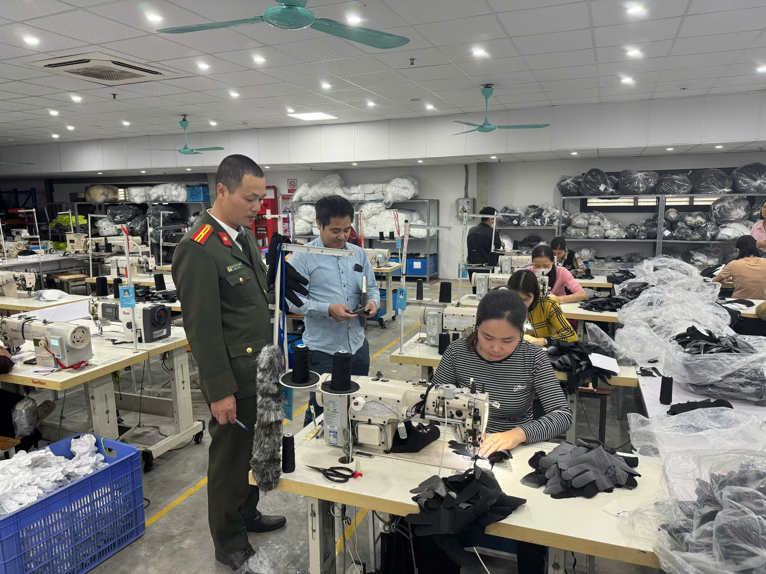 Công an xã Cẩm Giang tăng cường kiểm tra, tuyên truyền pháp luật cho công nhân, người lao động